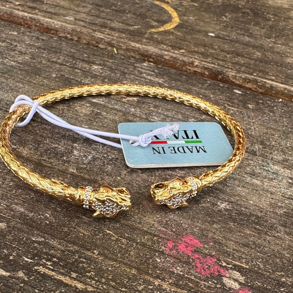 Elegant Gold-Tone Lion Head Cuff Bracelet